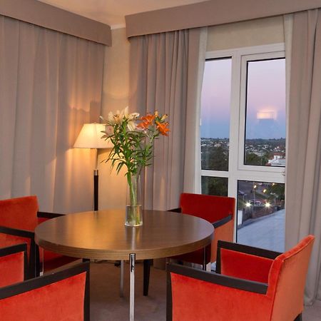하워드 존슨 플라자 리조트 앤 카지노 마요라즈고 파라나 객실 사진 A living room at the hotel