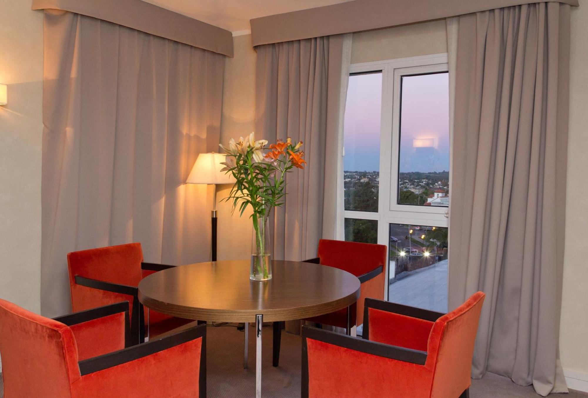 하워드 존슨 플라자 리조트 앤 카지노 마요라즈고 파라나 객실 사진 A living room at the hotel