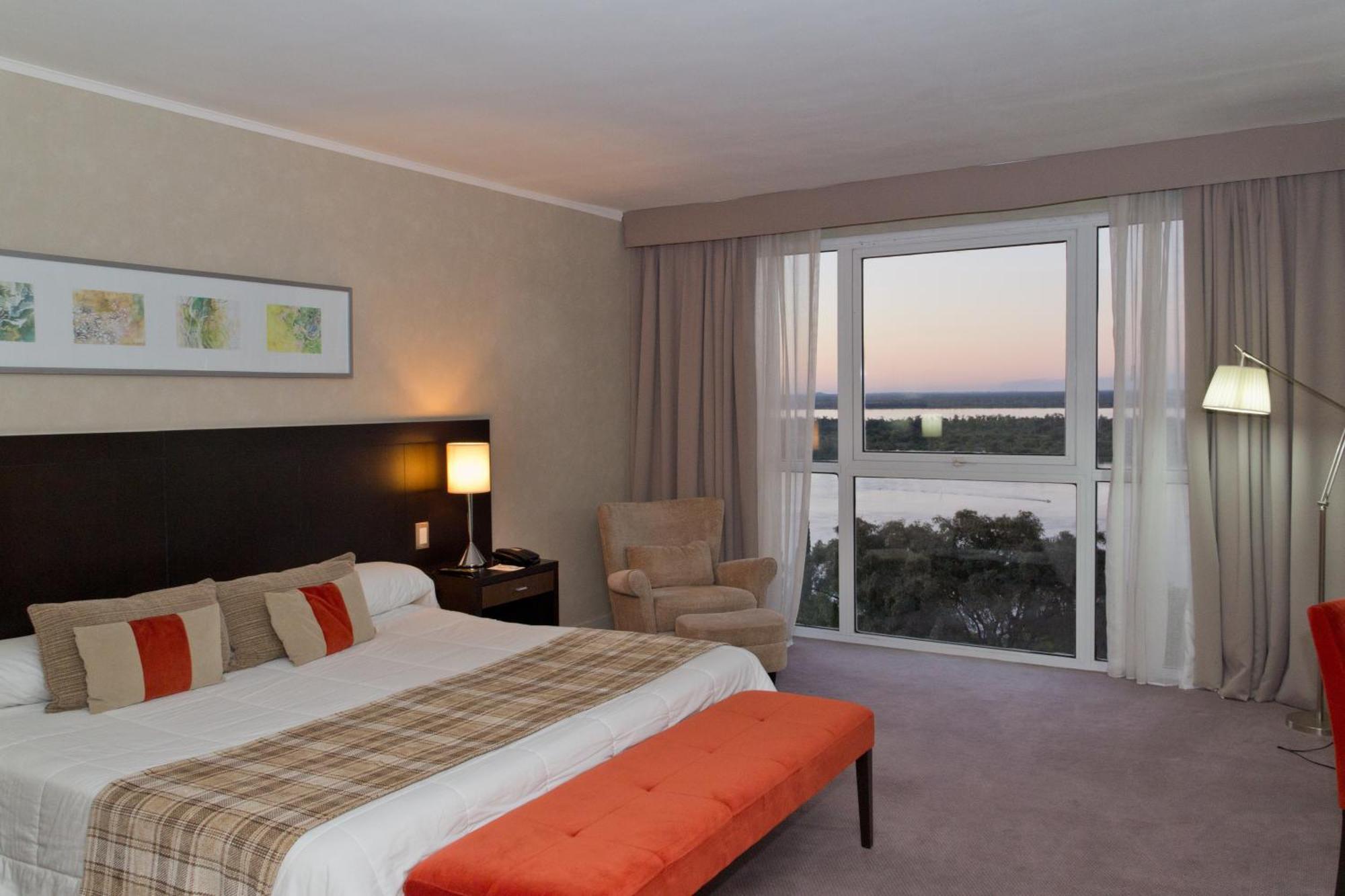하워드 존슨 플라자 리조트 앤 카지노 마요라즈고 파라나 객실 사진 A bedroom at the Hilton Johannesburg