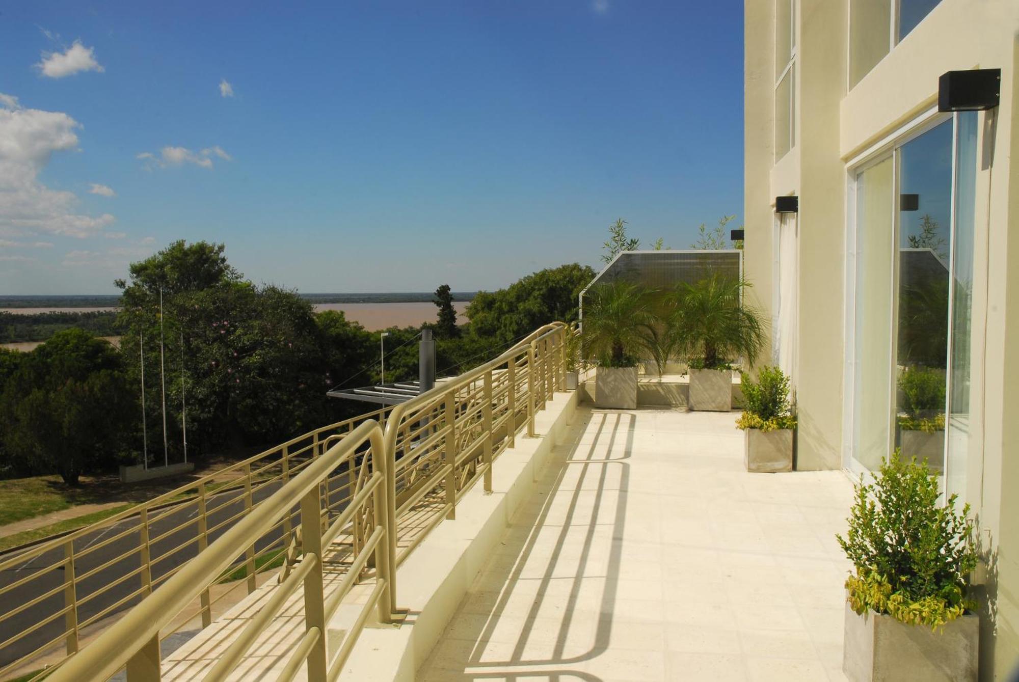 하워드 존슨 플라자 리조트 앤 카지노 마요라즈고 파라나 객실 사진 A balcony