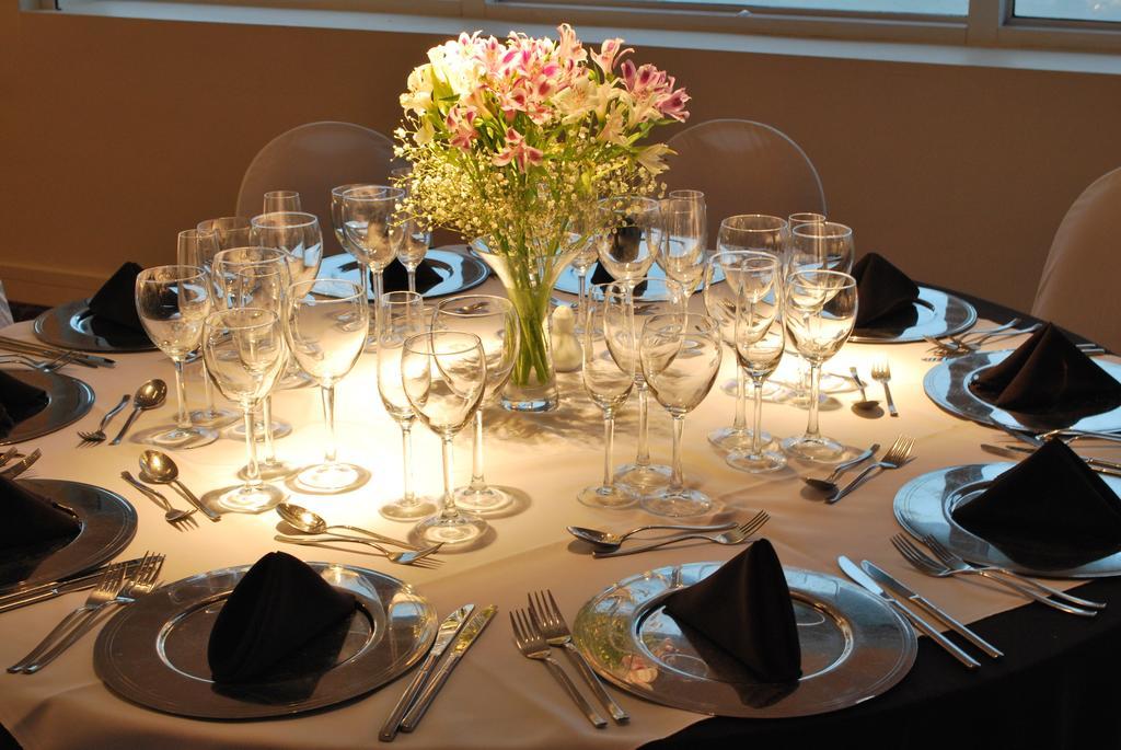 하워드 존슨 플라자 리조트 앤 카지노 마요라즈고 파라나 외부 사진 A table set for a formal dinner