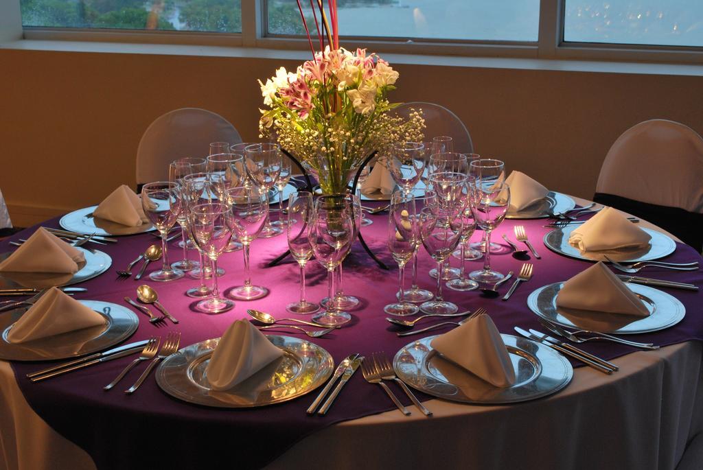하워드 존슨 플라자 리조트 앤 카지노 마요라즈고 파라나 외부 사진 A table set for a formal dinner