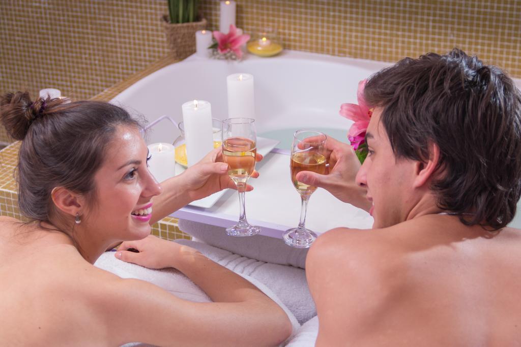 하워드 존슨 플라자 리조트 앤 카지노 마요라즈고 파라나 외부 사진 A couple relaxing in a spa