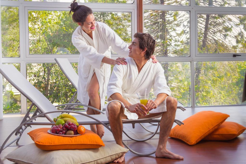 하워드 존슨 플라자 리조트 앤 카지노 마요라즈고 파라나 외부 사진 A couple relaxing in a spa