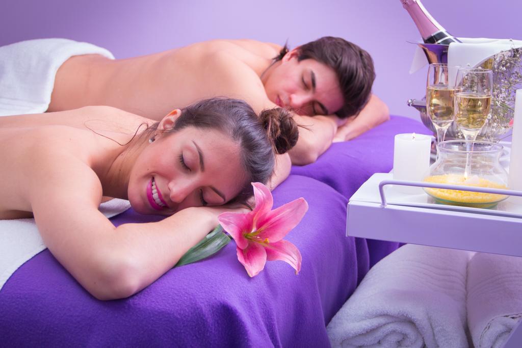 하워드 존슨 플라자 리조트 앤 카지노 마요라즈고 파라나 외부 사진 A couple relaxing at a spa
