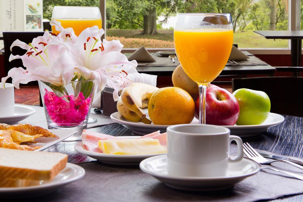 하워드 존슨 플라자 리조트 앤 카지노 마요라즈고 파라나 외부 사진 A breakfast table