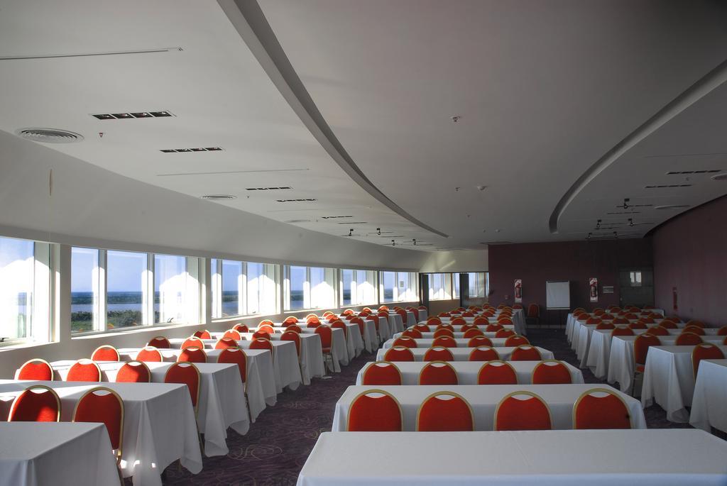 하워드 존슨 플라자 리조트 앤 카지노 마요라즈고 파라나 외부 사진 The interior of the conference centre