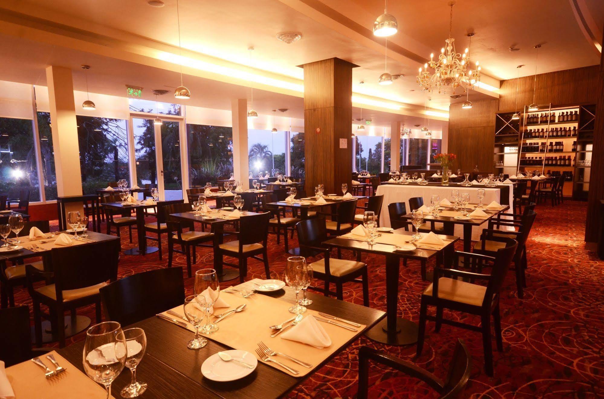하워드 존슨 플라자 리조트 앤 카지노 마요라즈고 파라나 외부 사진 The interior of the restaurant