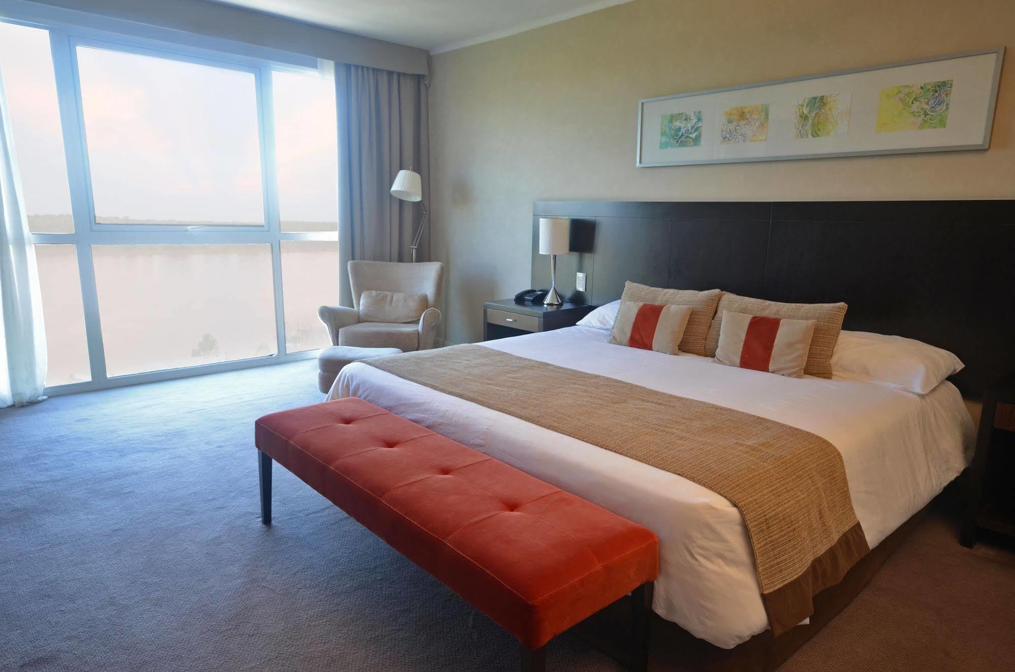 하워드 존슨 플라자 리조트 앤 카지노 마요라즈고 파라나 외부 사진 A bedroom at the hotel