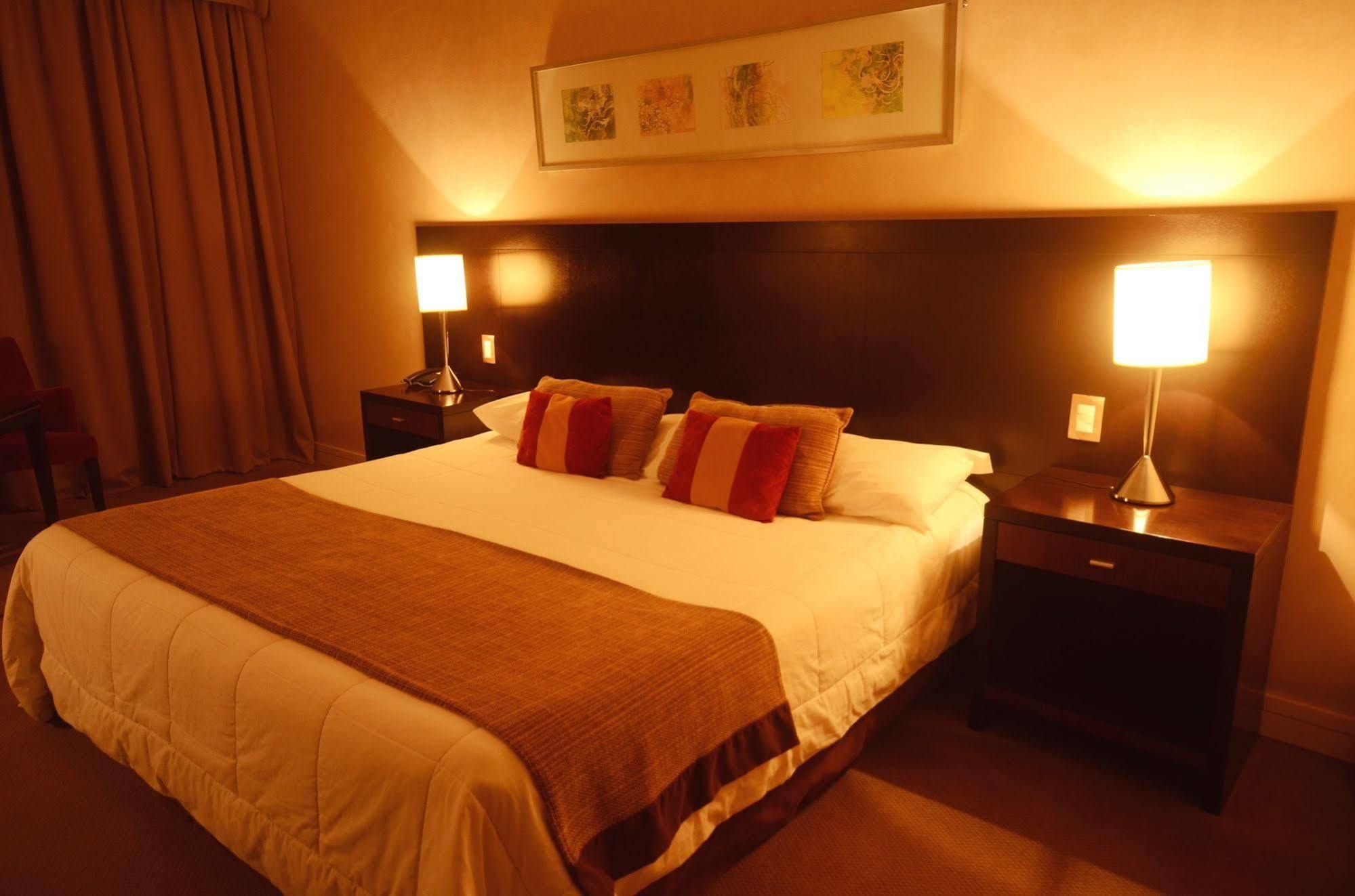 하워드 존슨 플라자 리조트 앤 카지노 마요라즈고 파라나 외부 사진 A bedroom at the hotel