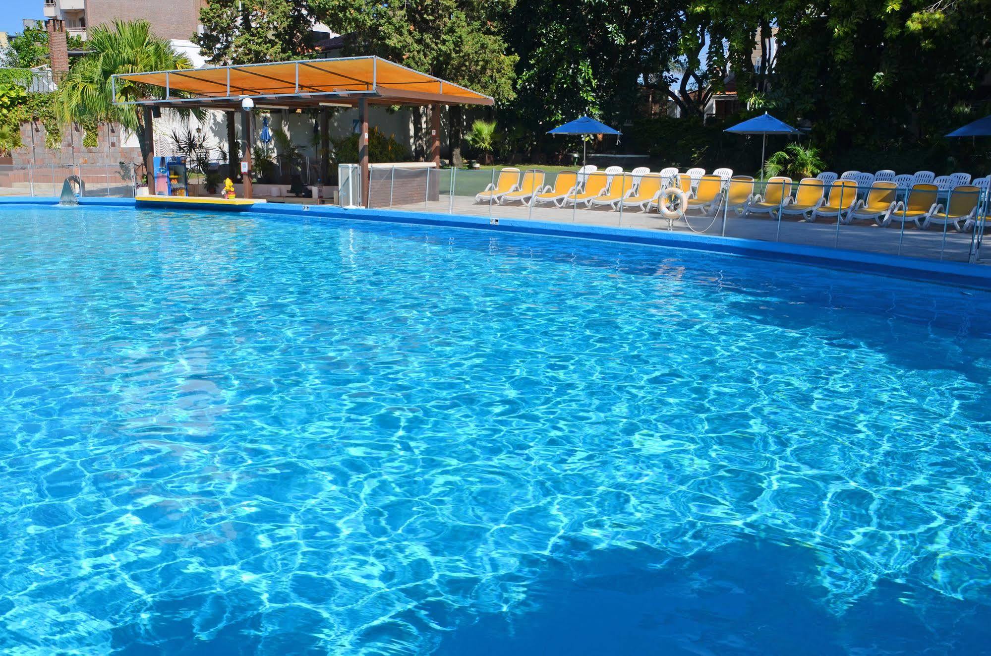 하워드 존슨 플라자 리조트 앤 카지노 마요라즈고 파라나 외부 사진 Swimming pool
