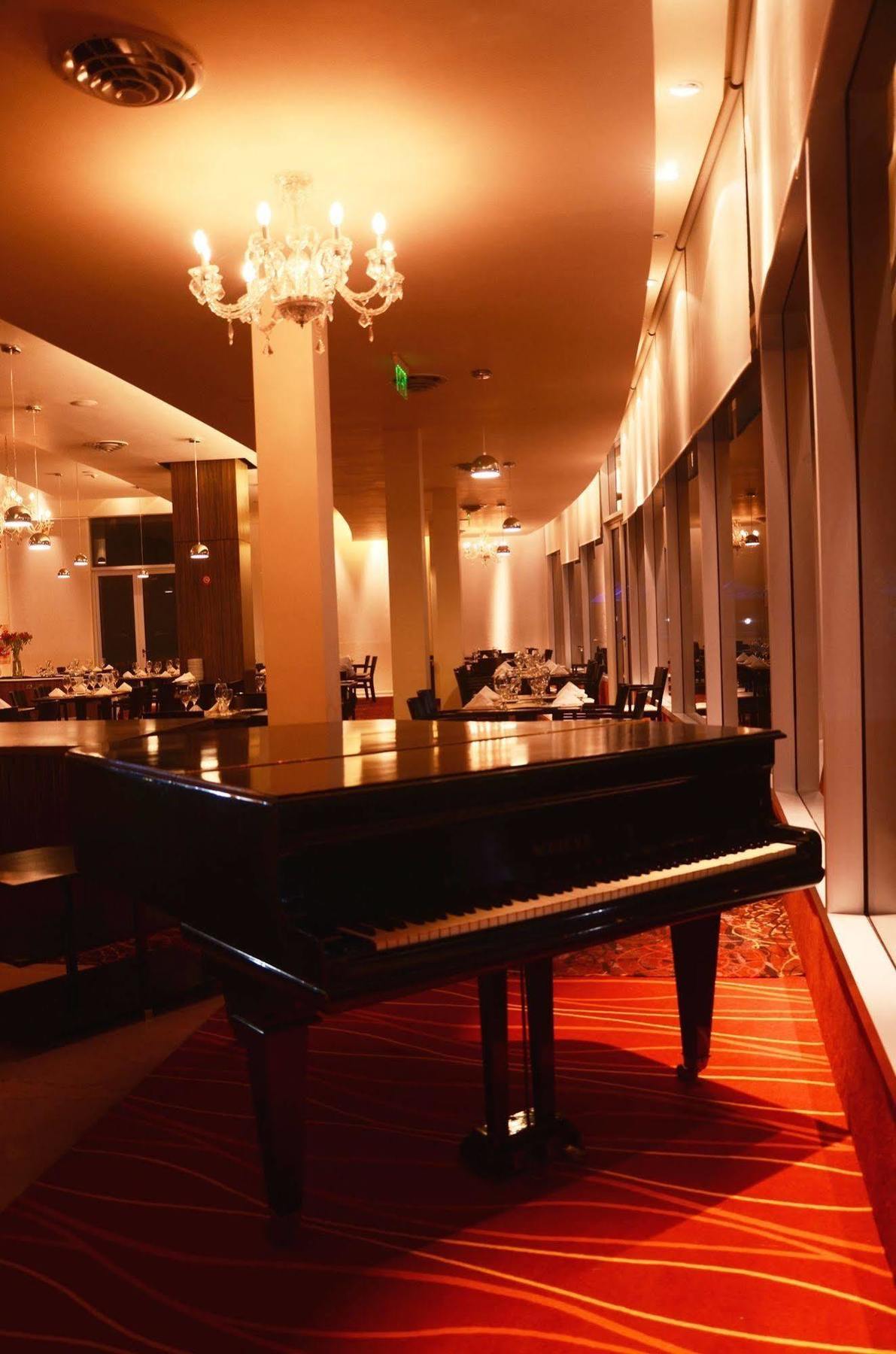하워드 존슨 플라자 리조트 앤 카지노 마요라즈고 파라나 외부 사진 The piano at the restaurant
