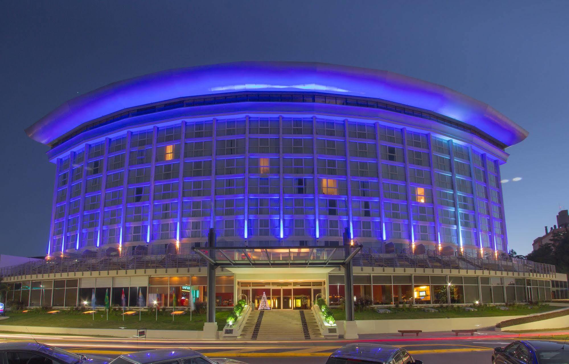 하워드 존슨 플라자 리조트 앤 카지노 마요라즈고 파라나 외부 사진 The 10000-seat, 1967-built Houston Civic Center was the home of the Houston Rockets from 1975 to 1990.