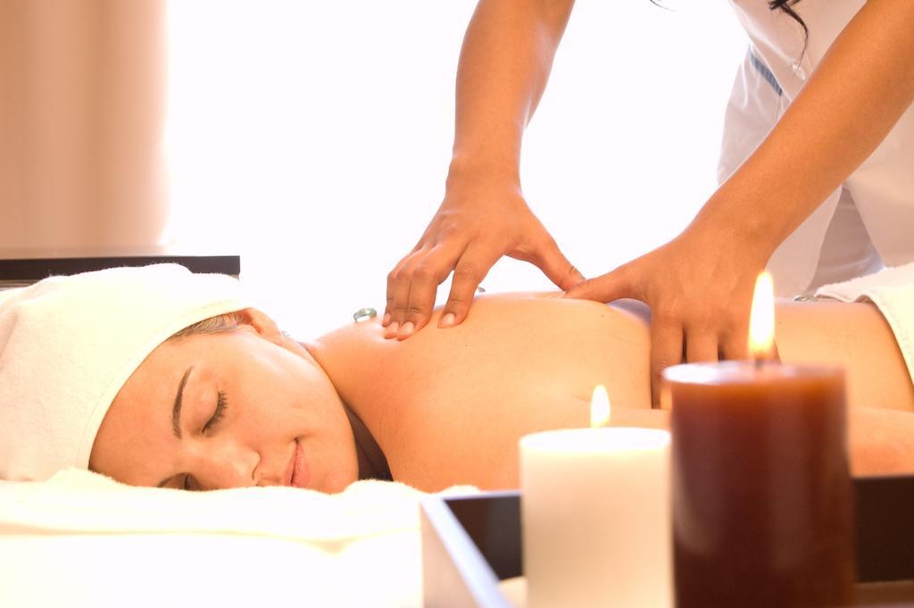 하워드 존슨 플라자 리조트 앤 카지노 마요라즈고 파라나 외부 사진 A woman receiving a massage