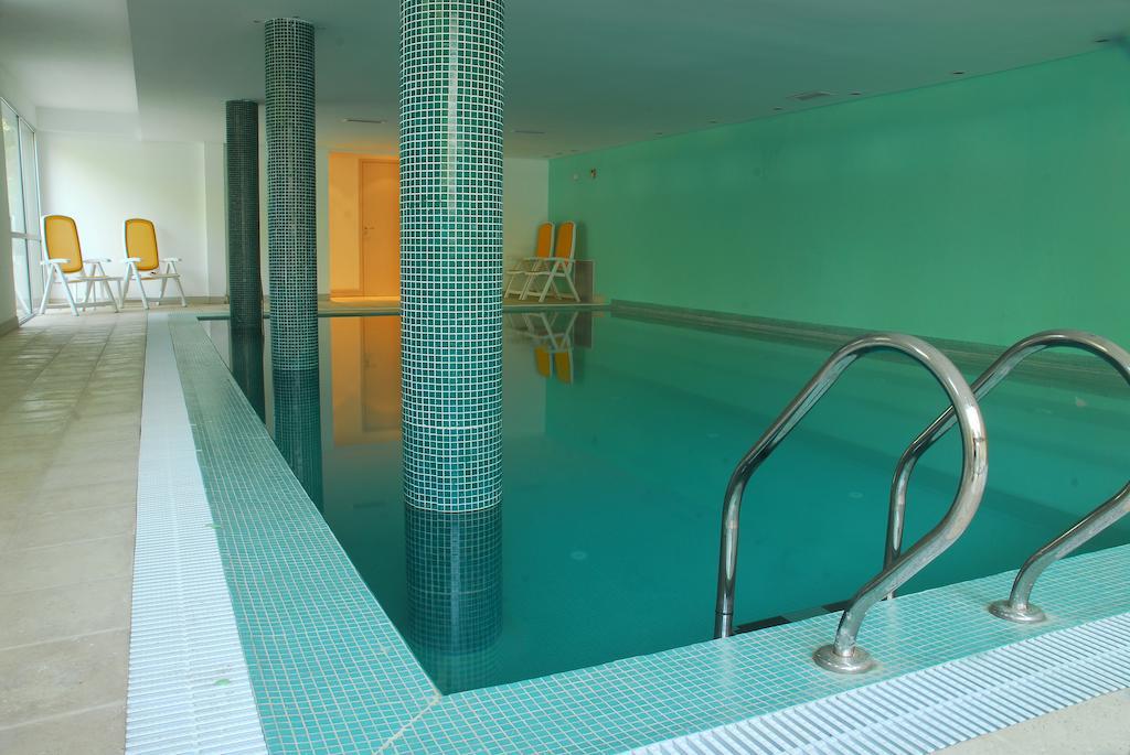 하워드 존슨 플라자 리조트 앤 카지노 마요라즈고 파라나 외부 사진 A swimming pool
